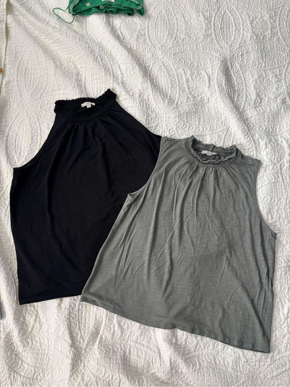 LOFT Sleeveless Ruffle Mock Neck Tanks/Black and Green/XL